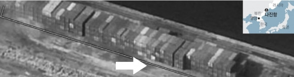 美 위성이 포착한 나진항에 쌓여 있는 컨테이너 - 존 커비 미국 백악관 국가안보회의(NSC) 전략소통조정관은 지난 13일(현지시간) 북한이 러시아에 컨테이너 1000개 이상 분량의 군사장비와 탄약을 인도했다고 밝혔다. NSC는 러시아 선박이 북한 나진항에서 컨테이너를 선적하는 위성사진을 공개했다. 워싱턴 연합뉴스·미국 정부 제공