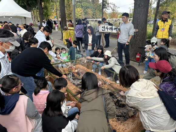 15일 서울 강동구에서 열린 강동선사문화축제에서 어린이들과 주민들이 선사바비큐 체험을 하고 있다. 강동구 제공