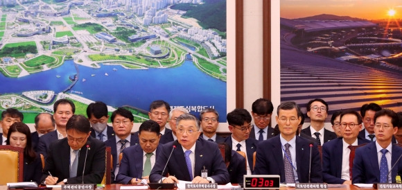 이한준 한국토지주택공사(LH) 사장이 16일 오전 서울 여의도 국회에서 열린 국토교통위원회의 한국토지주택공사 등에 대한 국정감사에서 의원 질의에 답변하고 있다. 2023.10.16. 뉴시스