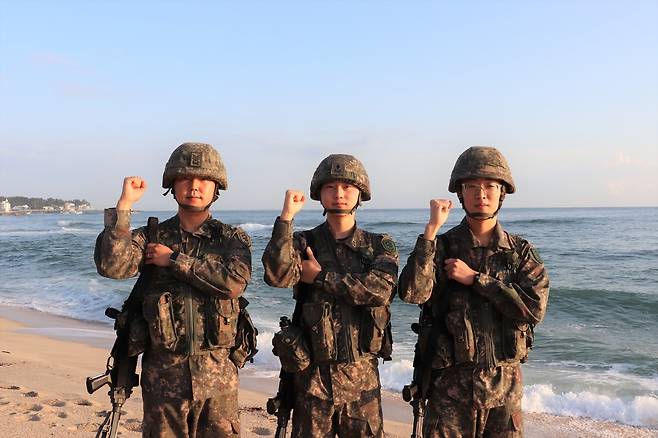 민간인 구조한 육군 제23경비여단 장병들 지난 2일 야간 해안경계작전 임무 수행 중 바다에 빠진 민간인을 식별하고 구조한 육군 제23경비여단 이종현 상사(좌)와 김대희 소위(가운데), 김주영 병장이 완벽한 해안경계작전을 다짐하고 있다.