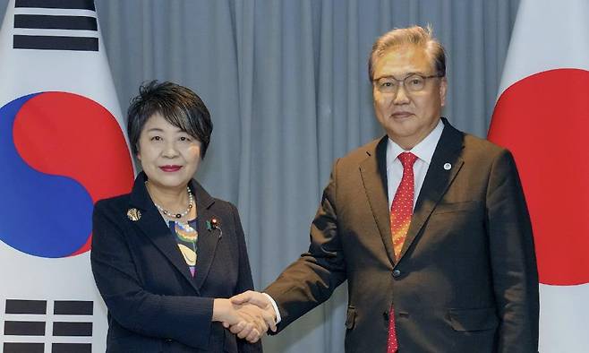 회담 앞두고 손 맞잡은 한일외교장관 (서울=연합뉴스) 박진 외교부 장관이 9월 21일(현지시간) 뉴욕에서 열린 유엔 총회 고위급 회기 계기에서 가미카와 요코 일본 신임 외무상과의 회담에 앞서 기념촬영하고 있다. 2023.9.21 [외교부 제공. 재판매 및 DB 금지] photo@yna.co.kr