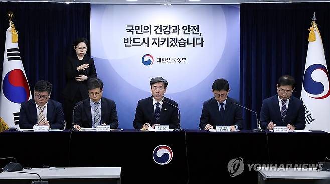 정부, 후쿠시미 원전 오염수 방류 관련 브리핑 (서울=연합뉴스) 배재만 기자 = 박구연 국무조정실 국무1차장이 11일 오전 정부서울청사 합동브리핑룸에서 후쿠시마 원전 오염수 방류 관련 정례 브리핑을 하고 있다. 왼쪽부터 윤현수 외교부 기후환경과학외교국장, 신재식 원자력안전위원회 방사선방재국장, 박구연 국무조정실 국무1차장, 최용석 해양수산부 수산정책실장, 강백원 식품의약품안전처 수입식품안전정책국장. 2023.10.11 scoop@yna.co.kr