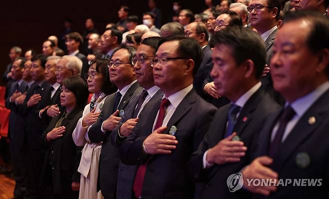 제44주년 부마민주항쟁기념식 (창원=연합뉴스) 김동민 기자 = 고기동 행정안전부 차관(오른쪽에서 5번째) 등 참석자가 16일 경남 창원시 3·15아트센터 대극장에서 열린 제44주년 부마민주항쟁 기념식에서 국기에 경례하고 있다. 고 차관 오른쪽으로는 최만림 경남도 행정부지사, 홍남표 창원시장이 서 있다. 2023.10.16 image@yna.co.kr