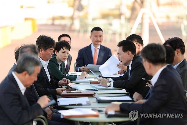 윤석열 대통령, 수석비서관회의 주재 (서울=연합뉴스) 진성철 기자 = 윤석열 대통령이 16일 서울 용산 분수정원에서 수석비서관회의를 주재하고 있다. 2023.10.16  [대통령실 제공. 재판매 및 DB 금지] zjin@yna.co.kr