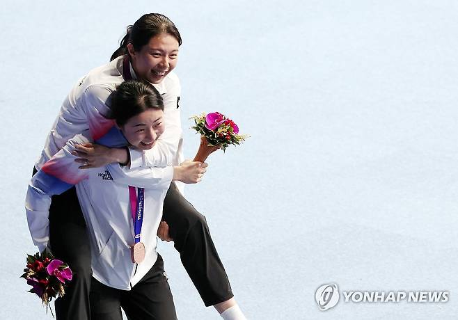 부상 입은 김소영 업고 퇴장하는 공희용 (항저우=연합뉴스) 박동주 기자 = 7일 중국 항저우 빈장체육관에서 열린 항저우 아시안게임 배드민턴 여자복식 시상식에서 동메달을 차지한 김소영-공희용조의 공희용이 부상을 입은 김소영을 업고 퇴장하고 있다. 2023.10.8 pdj6635@yna.co.kr