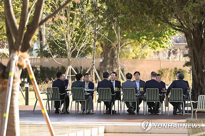 윤석열 대통령, 수석비서관회의 주재 (서울=연합뉴스) 진성철 기자 = 윤석열 대통령이 16일 서울 용산 분수정원에서 수석비서관회의를 주재하고 있다. 2023.10.16  [대통령실 제공. 재판매 및 DB 금지] zjin@yna.co.kr