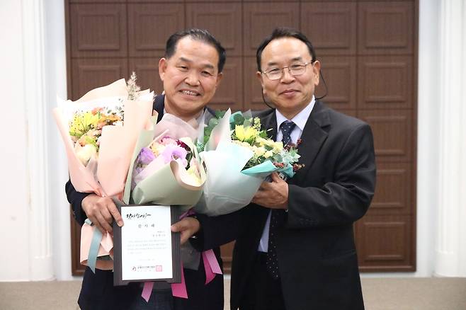 세언협 공로 감사패 받은 왕길환 연합뉴스 기자 (서울=연합뉴스) 성도현 기자 = 세계한인언론인협회(세언협)가 16일 서울 종로구 프레스센터에서 주최한 '제23회 세계한인언론인대회' 개막식에서 왕길환 연합뉴스 동포·다문화부 기자(왼쪽)가 김명곤 세언협 회장으로부터 감사패를 받고 기념 촬영을 하고 있다. 왕 기자는 25년간 재외동포 분야를 전담 취재해온 공로를 인정받았다. 2023.10.16 raphael@yna.co.kr