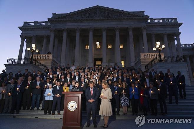 이스라엘 위한 촛불 기도회 연 美 의원들 (워싱턴 AP=연합뉴스) 미국 상하 양원 의원 약 100명이 12일(현지시간) 저녁 국회의사당 앞에서 촛불 기도회를 열고 이스라엘의 안녕을 기원하고 있다. 미국 정부와 의회는 전적으로 이스라엘을 지지하고 있다. 2023.10.13 kjw@yna.co.kr