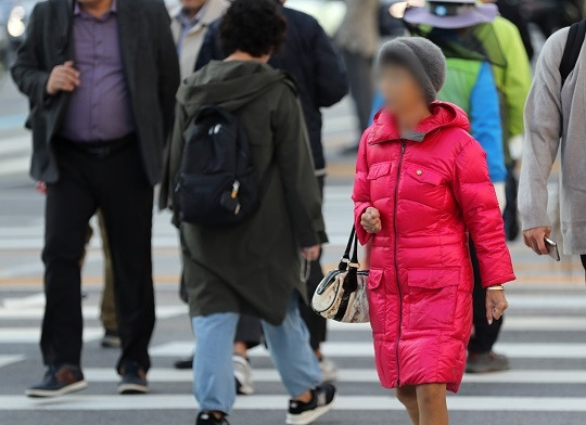 16일 오전 서울 종로구 세종대로사거리에서 한 시민이 롱패딩을 입고 발걸음을 재촉하고 있다. [사진=뉴시스]