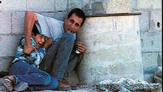 2000년 2차 인티파타 당시 아들과 함께 총격전에 휩싸인 자말 알두라. 두 사람은 이스라엘군과 팔레스타인 보안군 사이의 총격전에 휘말리면서 무함마드는 숨졌고 자말 역시 총상을 입었다 〈사진=프랑스2TV 캡처〉