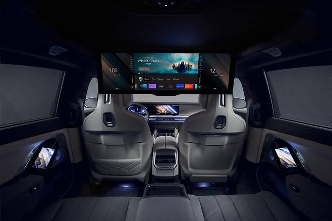 BMW 시어터 스크린이 적용된 7시리즈