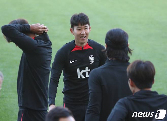 대한민국 축구대표팀 손흥민이 16일 오후 경기 수원시 팔달구 수원월드컵경기장에서 평가전 대비 훈련을 하고 있다. 클린스만호는 오는 17일 베트남을 상대로 평가전을 치른다. 2023.10.16/뉴스1 ⓒ News1 김영운 기자