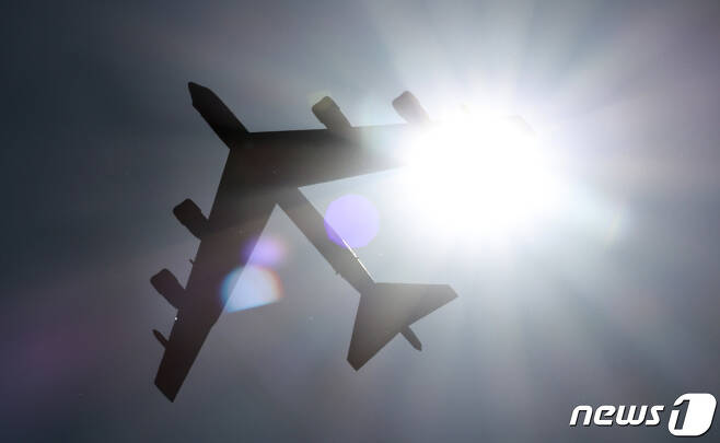 17일 오전 경기도 성남시 서울공항에서 열린 2023 항공우주방위산업전시회(ADEX) 개막식에서 미군 전략폭격기 B-52가 행사장 상공을 날고 있다. 2023.10.17/뉴스1 ⓒ News1 구윤성 기자