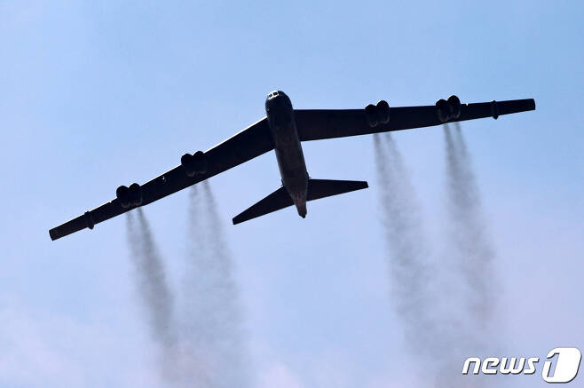 17일 오전 경기도 성남시 서울공항에서 열린 2023 항공우주방위산업전시회(ADEX) 개막식에서 미군 전략폭격기 B-52가 행사장 상공을 날고 있다. 2023.10.17/뉴스1 ⓒ News1 구윤성 기자