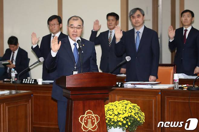 17일 오전 대구 북구 경북대에서 열린 국회 교육위원회의 경북대, 강원대, 대구교대, 경북대병원, 강원대병원, 경북대치과병원, 강릉원주대치과병원에 대한 2023년도 국정감사에서 홍원화 경북대 총장이 증인선서를 하고 있다. 2023.10.17/뉴스1 ⓒ News1 공정식 기자