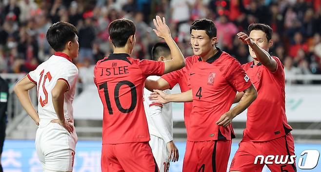 17일 경기 수원시 팔달구 수원월드컵경기장에서 열린 축구 국가대표 평가전 대한민국과 베트남의 경기, 전반 대한민국 김민재가 선취골을 넣은 뒤 동료들과 기쁨을 나누고 있다. 2023.10.17/뉴스1 ⓒ News1 김진환 기자