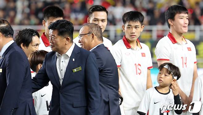 박항서 전 베트남 대표팀 감독이 17일 경기 수원시 팔달구 수원월드컵경기장에서 열린 축구 국가대표 평가전 대한민국과 베트남의 경기에 앞서 선수들을 격려하고 있다. 2023.10.17/뉴스1 ⓒ News1 김진환 기자