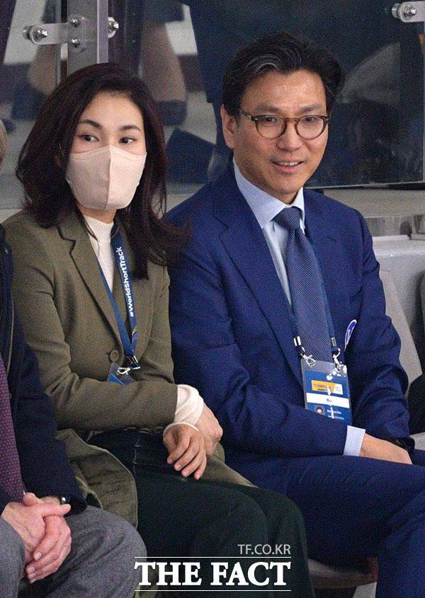 지난 3월 국제빙상연맹(ISU) 쇼트트랙 세계선수권대회 현장을 찾아 경기를 관전하고 있는 김재열 국제빙상연맹 회장(오른쪽)과 배우자 이서현 삼성복지재단 이사장 부부./더팩트 DB