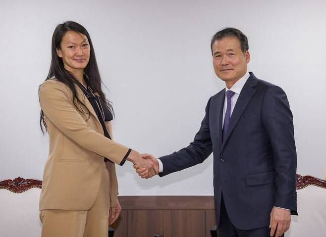 줄리 터너 미 국무부 북한인권특사가 17일 김영호 통일부 장관을 만나 악수하고 있다. [이미지출처=연합뉴스]