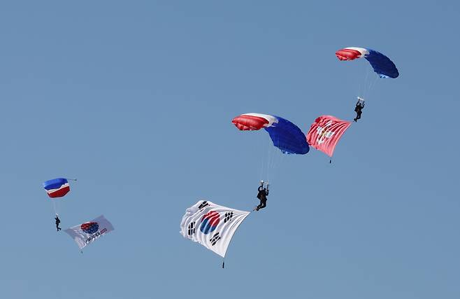 17일 경기도 성남 서울공항에서 열린 '서울 아덱스(ADEX) 2023' 개막식에서 고공 강하 시범이 펼쳐지고 있다./연합뉴스