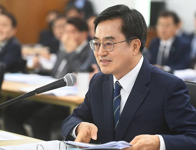 김동연 경기도지사가 17일 경기도 수원시 영통구 경기도청에서 열린 국회 행정안전위원회의 경기도에 대한 국정감사에서 의원 질의에 답변하고 있다. /뉴시스