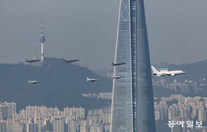 17일 오전 경기도 성남시 서울공항에서 열린 2023 항공우주방위산업전시회(ADEX) 개막식에서 F-35A(위 3대), FA-50(아래 3대), E-737 피스아이 조기경보기(오른쪽)가 서울 상공을 가로지르며 축하 비행을 하고 있다. 이한결 기자 always@donga.com