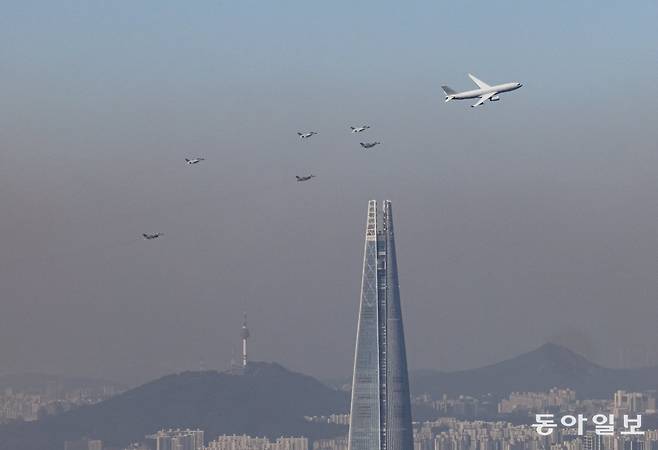 17일 오전 경기도 성남시 서울공항에서 열린 2023 항공우주방위산업전시회(ADEX) 개막식에서 KC-330 다목적 공중급유 수송기를 F-16A 편대가 호위하며 축하 비행을 하고 있다. 이한결 기자 always@donga.com