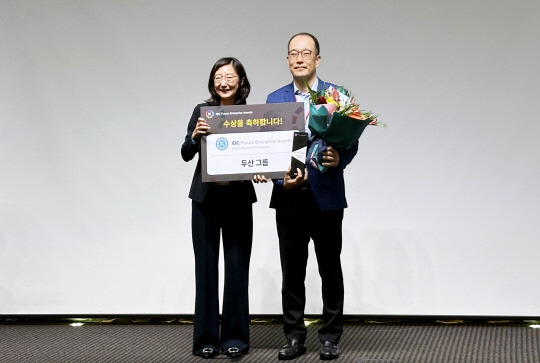 'IDC 퓨처 엔터프라이즈 어워드' 시상식이 끝나고 DDI HoD 조직을 총괄하는 로버트오(오른쪽) 부사장이 한은선 한국IDC 지사장과 기념사진을 촬영하고 있다. 두산그룹 제공