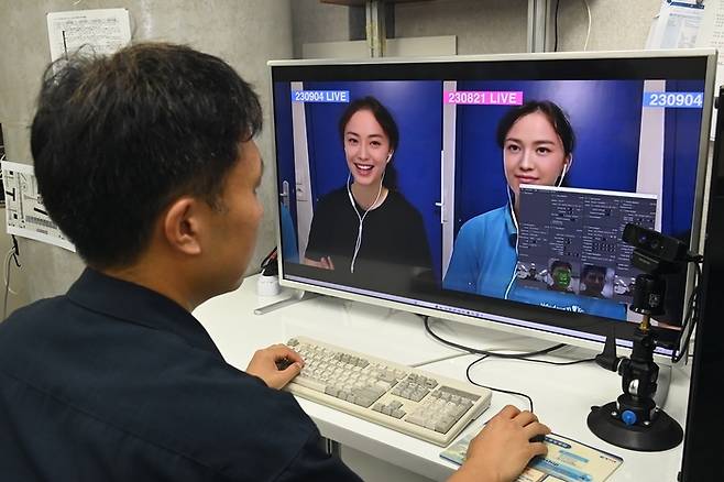 ETRI 김태준 선임연구원이 아리랑 국제방송 영상을 테스트 중인 모습. 아리랑국제방송 제공