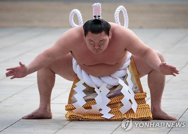 일본 스모 사상 최다 우승자인 하쿠호는 총 44차례의 우승 기록과 스모 계급에서 특급으로 분류되는 '요코즈나'(橫網ㆍ한국 씨름의 천하장사 격) 타이틀을 갖고 있다. 사진은 지난 2017년 1월 6일 도쿄 메이지 신사에서 열린 신년 스모 봉납 의식 당시 하쿠호의 모습. 사진은 자료사진으로 기사와 무관함.