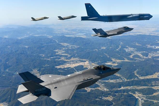 17일 한반도에 전개한 미국 공군의 B-52H 전략폭격기와 한국 공군의 F-35A 전투기들이 한반도 상공에서 한미 연합공중훈련을 실시하고 있다. 이번 훈련은 한미 공군의 우수한 연합작전 수행능력과 대한민국 방위에 대한 미국의 확장억제 의지를 다시 한 번 보여줬다. 한편 B-52H는 '서울 ADEX 2023' 개막식 축하비행 때에도 모습을 드러내 국민들에게 그 위용을 선보였다. 사진=공군 제공