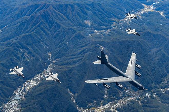 17일 한반도에 전개한 미국 공군의 B-52H 전략폭격기와 한국 공군의 F-35A 전투기들이 한반도 상공에서 한미 연합공중훈련을 실시하고 있다. B-52는 B-1B '랜서', B-2 '스피릿'과 함께 미군이 운용하는 3대 전략폭격기 가운데 하나로서 1952년 처음 비행한 이래 현재 H형까지 개량형이 나와 현역으로 활동 중이다.B-52는 사거리 200㎞의 핵탄두 탑재 공대지미사일을 비롯해 최대 31톤의 폭탄을 실을 수 있고, 6400㎞ 이상을 날아가 목표물을 폭격한 뒤 복귀할 수 있다. 사진=공군 제공