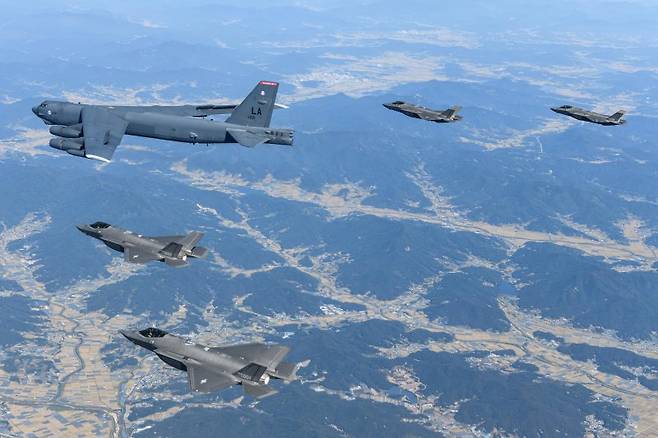 17일 한반도에 전개한 미국 공군의 B-52H 전략폭격기와 한국 공군의 F-35A 전투기들이 한반도 상공에서 한미 연합공중훈련을 실시하고 있다. 이번 훈련은 한미 공군의 우수한 연합작전 수행능력과 대한민국 방위에 대한 미국의 확장억제 의지를 다시 한 번 보여줬다. 한편 B-52H는 '서울 ADEX 2023' 개막식 축하비행 때에도 모습을 드러내 국민들에게 그 위용을 선보였다. 사진=공군 제공