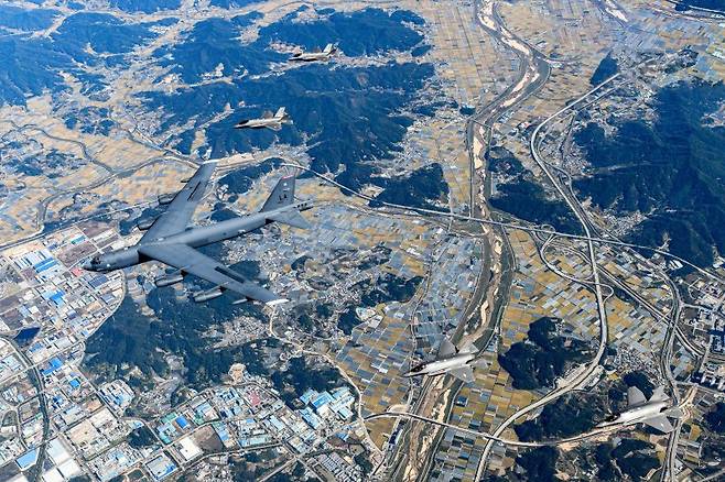 17일 한반도에 전개한 미국 공군의 B-52H 전략폭격기와 한국 공군의 F-35A 전투기들이 한반도 상공에서 한미 연합공중훈련을 실시하고 있다. 이번 훈련은 한미 공군의 우수한 연합작전 수행능력과 대한민국 방위에 대한 미국의 확장억제 의지를 다시 한 번 보여줬다. 한편 B-52H는 '서울 ADEX 2023' 개막식 축하비행 때에도 모습을 드러내 국민들에게 그 위용을 선보였다. 사진=공군 제공