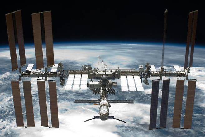 국제우주정거장(ISS)의 전체 모습. 인데버 우주왕복선이 우주정거장에서의 임무를 마치고 지구로 귀환하기 전 2011년 5월29일에 찍은 사진. 출처: NASA