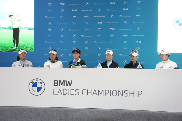 17일 경기도 파주시 서원밸리 컨트리클럽에서 열린 미국여자프로골프(LPGA) 투어 BMW 레이디스 챔피언십 기자회견 선수들이 답변하고 있다. 왼쪽부터 유해란, 고진영, 리디아 고, 신지애, 넬리 코다, 김효주. 파주/연합뉴스