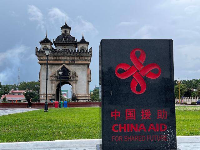 8일 라오스 비엔티안의 대표 관광지 빠뚜싸이(개선문) 앞에 중국의 자금 원조를 기념하는 표지석이 서 있다. 비엔티안=허경주 특파원