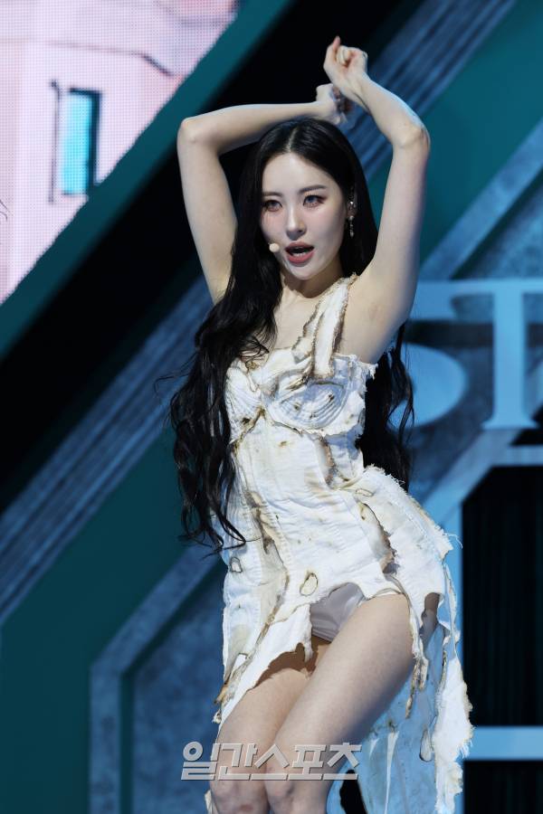 가수 선미가 17일 오후 서울 용산구 블루스퀘어 마스터카드홀에서 열린 디지털 싱글 앰범 'STRANGER(스트레인저)' 발매 기념 쇼케이스에 참석해 타이틀곡 무대를 선보이고 있다. '스트레인저'는 어느 누구도 흉내 낼 수 없는 아티스트로서의 '선미' 그 자체를 그려낸 앨범이다. 서병수 기자 qudtn@edaily.co.kr /2023.10.17/