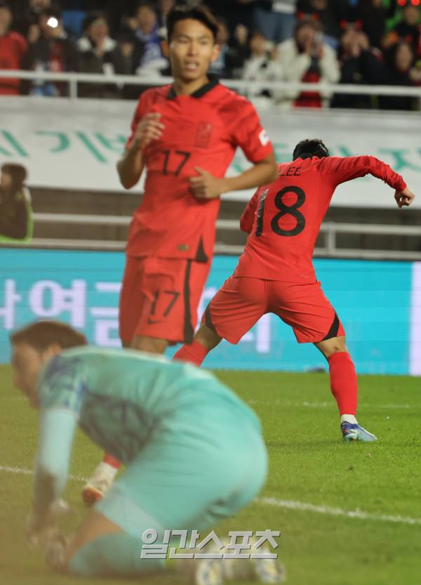 위르겐 클린스만 감독이 이끄는 대한민국 축구대표팀이 17일 오후 수원월드컵경기장에서 베트남 대표팀과 평가전을 펼쳤다. 이강인이 5번쨰골을 성공시키고 기뻐하고있다. 수원=정시종 기자 capa@edaily.co.kr /2023.10.17.