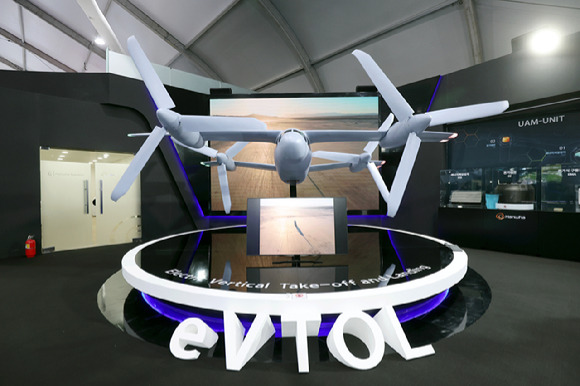 한화시스템이 전시한 미래항공모빌리티 eVTOL(전기수직이착륙기) 목업(1:3 사이즈). [사진=한화시스템]