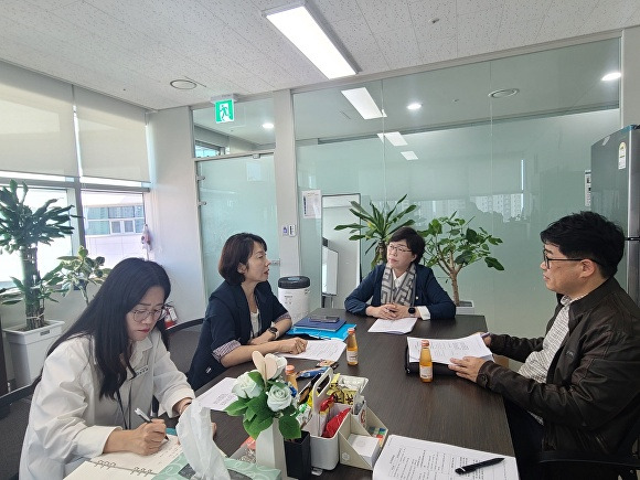 16일 박옥분 경기도의원이 경기도 한의약 육성을 위한 조례 회의를 주재하고 있다. [사진=경기도의회]