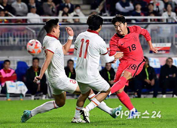 클린스만 감독이 이끄는 한국 축구대표팀은 17일 수원월드컵경기장에서 열린 베트남과 평가전에서 6-0 대승을 거뒀다.전반 한국 이강인이 슈팅을 하고 있다. [사진=곽영래 기자]