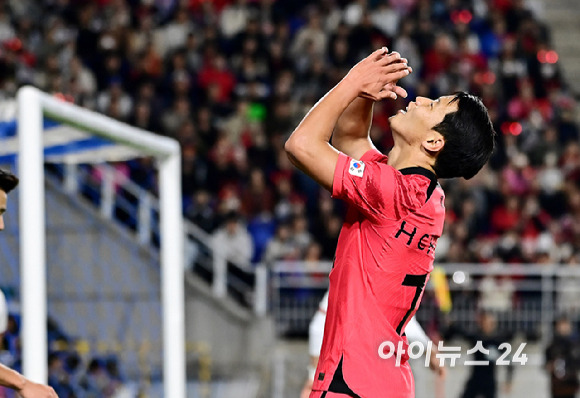 클린스만 감독이 이끄는 한국 축구대표팀은 17일 수원월드컵경기장에서 열린 베트남과 평가전에서 6-0 대승을 거뒀다.전반 한국 황희찬이 찬스를 놓친 뒤 아쉬워하고 있다. [사진=곽영래 기자]