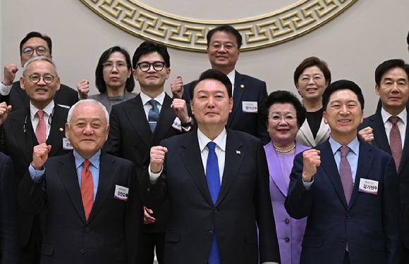 윤석열 대통령이 17일 청와대 영빈관에서 열린 국민통합위원회 만찬에서 김한길 국민통합위원장, 김기현 국민의힘 대표 등과 기념촬영하고 있다. [사진=뉴시스]