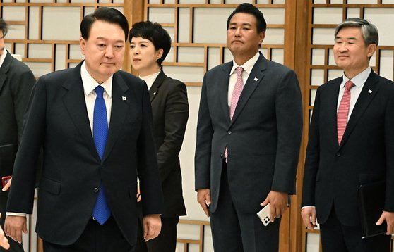 윤석열 대통령이 17일 용산 대통령실 청사 자유홀에서 열린 신임장 제정식에 참석하고 있다. 대통령실사진기자단