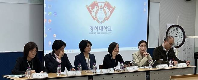 한국언론학회 2023 가을 정기학술대회가 지난 14일 서울 동대문구 경희대에서 열렸다. 긴급세션 '언론 자율성의 위기, 한국의 팩트체크 저널리즘을 돌아보다'에 발제자와 토론자로 참석한 (왼쪽부터) 정은령 SNU팩트체크센터장, 박기묵 CBS노컷뉴스 기자, 김경희 한림대 교수, 서수민 서강대 교수, 홍혜영 TV조선 기자, 이웅 연합뉴스 기자의 모습.