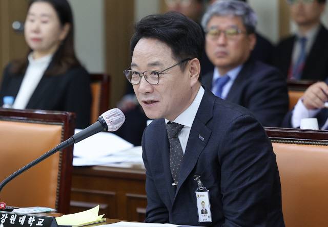 ▲ 17일 대구 북구 경북대학교 글로벌플라자에서 열린 국회 교육위원회의 경북대학교, 강원대학교, 경북대병원, 강원대병원, 강릉원주대치과병원, 경북대치과병원, 대구교육대학교에 대한 국정감사에서 김헌영 강원대총장이 질의에 답변하고 있다. 2023.10.17 연합뉴스