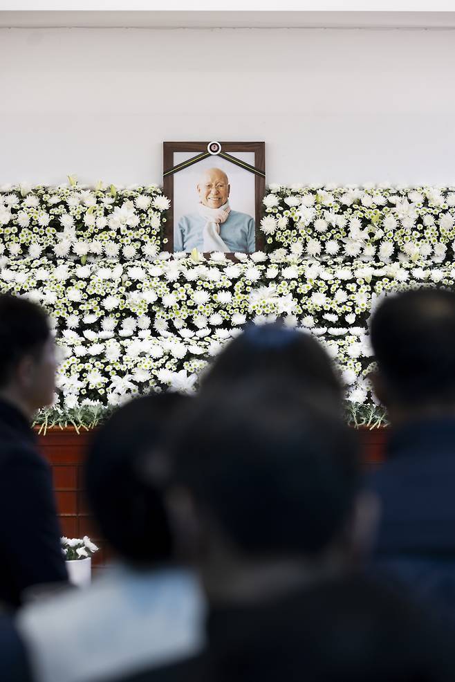 People visit a memorial ceremony dedicated to Park on Monday led by artist Ju Tae-seok and Suh Seung-won held at a funeral altar at Seoul National University Hospital in Seoul. (o-un)