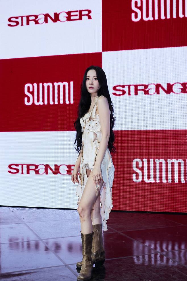 Sunmi poses for picture at a conference for her new single, "Stranger," in Seoul, Tuesday. (Abyss Company)