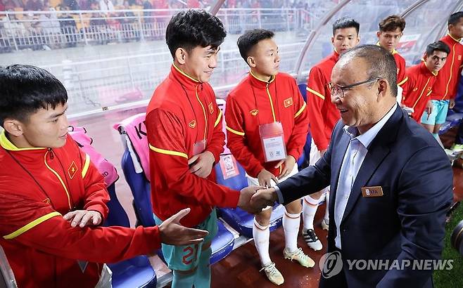 옛 제자들 격려하는 박항서 전 베트남 축구대표팀 감독